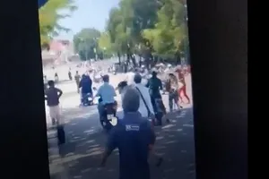 Vụ mang súng AK đi cướp tiệm vàng: Công an đề nghị người dân trả lại vàng đã nhặt