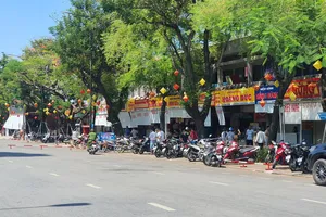 Người đàn ông cầm súng AK cướp tiệm vàng ở Huế