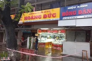 Người dân kể khoảnh khắc nghi phạm cầm súng AK cướp tiệm vàng 