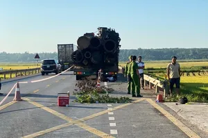 Va chạm xe container dừng bên đường, hai vợ chồng tử vong