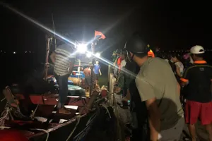 Cứu kịp 9 ngư dân trên con tàu bị sóng đánh chìm
