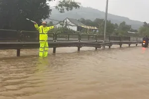 Thừa Thiên - Huế mưa trắng trời, thủy điện tăng mức xả nước