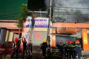 Lửa thiêu rụi 1 cửa hàng đồ điện lúc rạng sáng