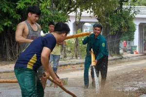 Người dân miền Trung tất bật lau dọn bùn đất, sửa sang nhà cửa sau lũ
