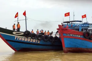 Thừa Thiên - Huế: Cứu kịp 1 tàu cá và 3 ngư dân bị nạn trên biển 