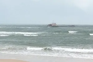 Ứng cứu tàu có 9 thuyền viên mắc cạn trên biển