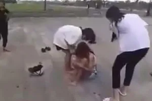 Quảng Trị: Nữ sinh bị đánh, lột áo quần nơi công cộng