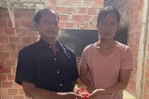 Tuyên dương nữ công nhân nghèo nhặt được của rơi trả người đánh mất