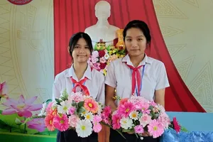 Nhặt được hơn 12 triệu đồng, 2 nữ sinh lớp 7 tìm người trả lại