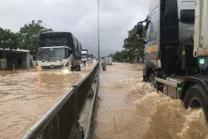 Thừa Thiên - Huế: Nước lũ đang lên, QL1A và hơn 1.000 nhà dân bị ngập