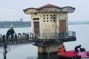 Phát hiện thi thể cô gái dưới hồ thủy lợi, chiếc xe máy trên bờ