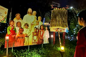 Các nhà thờ ở Huế và Quảng Trị rực rỡ chào mừng Giáng sinh