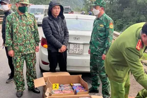 Dừng ô tô, phát hiện trên xe chở 82 hộp pháo lậu