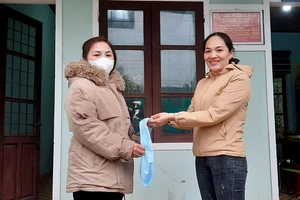 Nhặt được tiền và vàng, người phụ nữ tìm người đánh rơi trả lại