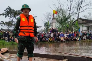 Đi qua đập tràn ngập nước, 2 vợ chồng bị nước cuốn trôi