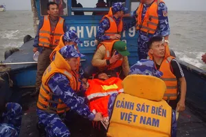 Bị tai biến khi đánh bắt, ngư dân được tàu cảnh sát biển ứng cứu