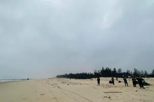 Quảng Trị: Tìm kiếm nam thanh niên bỏ xe máy bên bờ biển