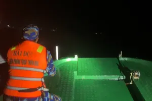 Thừa Thiên - Huế: Tàu chìm, 2 ngư dân bơi được vào bờ, 1 người mất tích