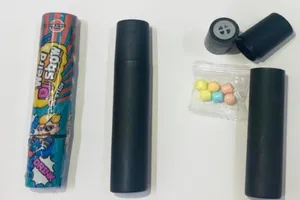 10 học sinh đau bụng, khó thở nghi do kẹo đồ chơi