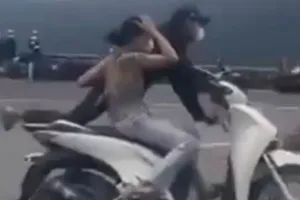 Đôi nam nữ 'làm xiếc' trên xe SH khi qua đèo Hải Vân
