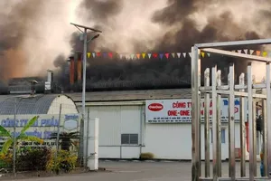 Đang cháy lớn nhà kho ở khu kinh tế Chân Mây - Lăng Cô