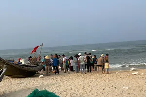 Hai người dân lao xuống biển cứu được thanh niên bị sóng cuốn xa hàng chục mét