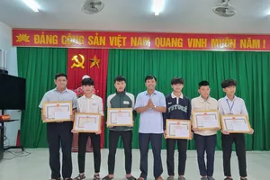 Lao xuống biển cứu học sinh đuối nước, 6 người được khen