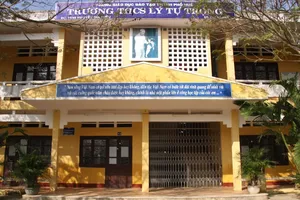 Nam sinh lớp 6 bị bạn xô ngã, đầu va trúng cạnh bàn, tử vong