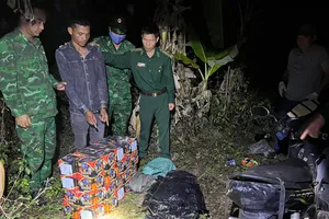 Đang chở thuê 40 hộp pháo lậu thì bị bắt