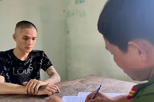 Bắt đôi nam nữ chạy xe trên đường giấu 3.000 viên ma túy trong người