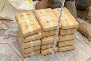 Chở 210.000 viên ma túy trên xe máy thì bị phát hiện