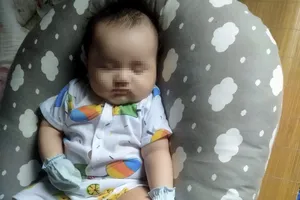 Huế: Phát hiện cháu bé kháu khỉnh bị bỏ rơi trên cầu