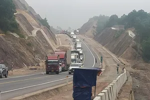 Lý do ô tô xếp hàng dài trên cao tốc Cam Lộ - La Sơn