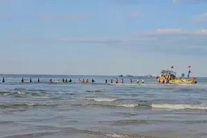 Hàng chục người dân, BĐBP ứng cứu tàu cá hư hỏng trên biển