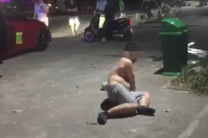 Xem xét kỷ luật cán bộ cởi quần áo, chửi bới nơi công cộng