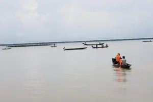 Đánh bắt cá cùng vợ, người chồng bị nước cuốn tử vong