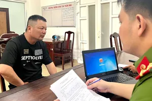 1 người Trung Quốc trộm dây chuyền vàng ở trung tâm thương mại