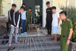 Nhóm thanh thiếu niên tàng trữ nhiều dao, kiếm tự chế để hỗn chiến