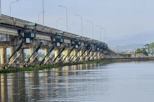 Chùm ảnh: Đập ngăn mặn lớn nhất Đông Nam Á trước ngày đại tu