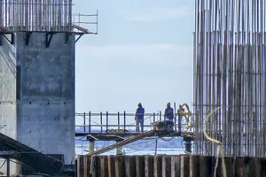 Trên công trường cầu vượt cửa biển dài nhất miền Trung