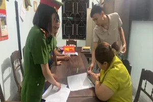 Bắt 1 phụ nữ làm giả sổ hồng chiếm đoạt hàng trăm triệu đồng