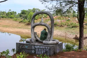 Tại Công viên nước Hồ Thủy Tiên, có 16 tác giả quốc tế và 12 tác giả trong nước sáng tác.