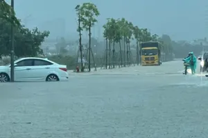 Mưa trắng trời, nhiều tuyến đường ở Huế bị ngập