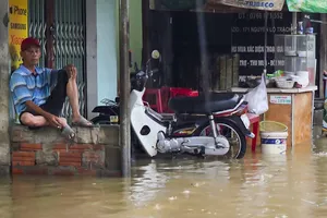 Mưa lớn gây ngập, nhiều phương tiện giao thông đi lại khó khăn, xe máy bị hư hỏng ở Huế