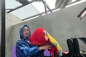 Lốc xoáy và mưa lớn làm hàng loạt ngôi nhà ở Huế bị tốc mái