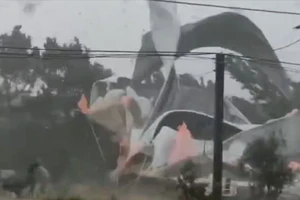 Rạp cưới ở Thừa Thiên Huế bị lốc thổi bay