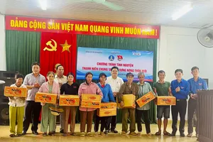 Báo Pháp Luật TPHCM và Đoàn cơ sở Sở NN&PTNT Quảng Trị trao 50 suất quà cho bà con vùng cao