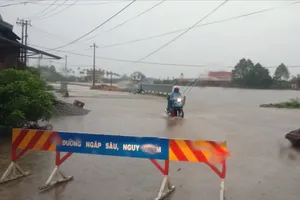 Mưa xối xả ở Huế, học sinh nghỉ học, thủy điện điều tiết nước để đón lũ