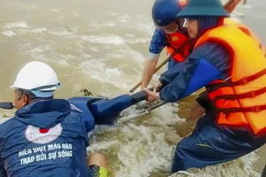 Kịp thời cứu 2 mẹ con bị nước lũ cuốn trôi