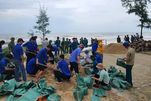 Khẩn trương khắc phục sạt lở bờ biển ở Thừa Thiên Huế